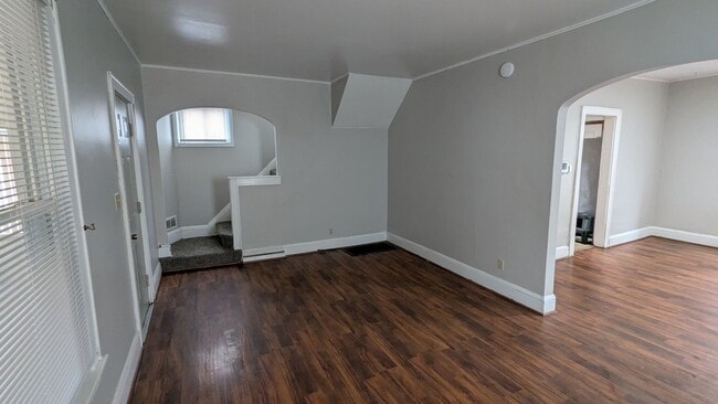 Building Photo - Charming 3-bedroom, 1.5-bathrooms home located in the heart of Akron