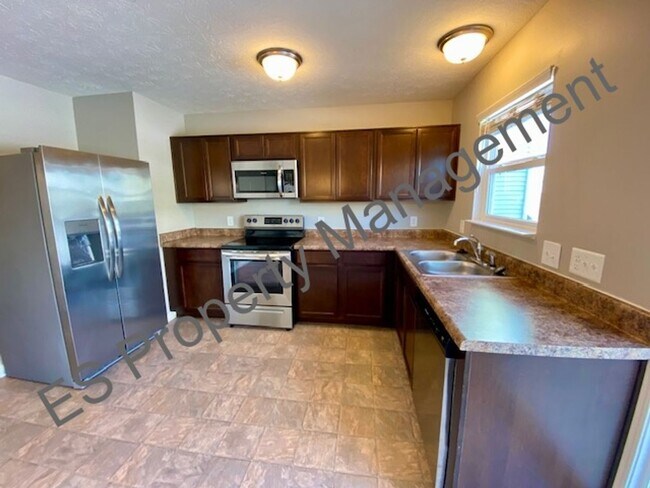 Building Photo - Beautiful 4 bedroom, 2.5 bathroom home in Ingalls- Prairie Hollow Community