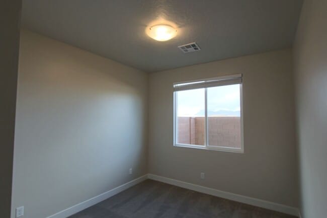 Building Photo - LIKE NEW: 2170+ SQFT and majestic VIEWS  3 Br 2.5 Ba 2 Car garage