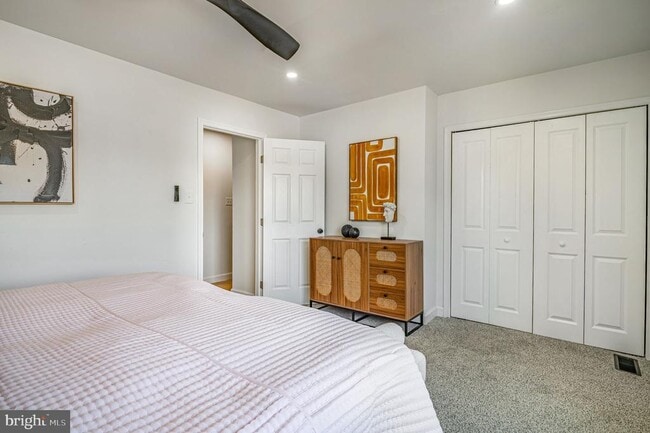 Building Photo - 1325 Barnaby Terrace SE