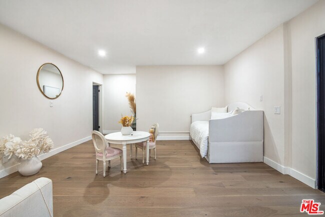 Building Photo - 9265 Thrush Way