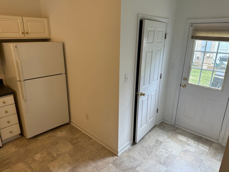 Building Photo - 40 Belhaven Dr