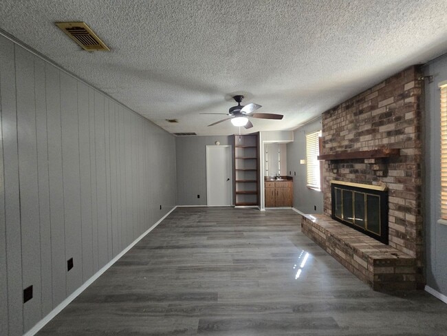 Building Photo - COMING SOON - 3 Bedrooms 2 1/2 Baths Northside