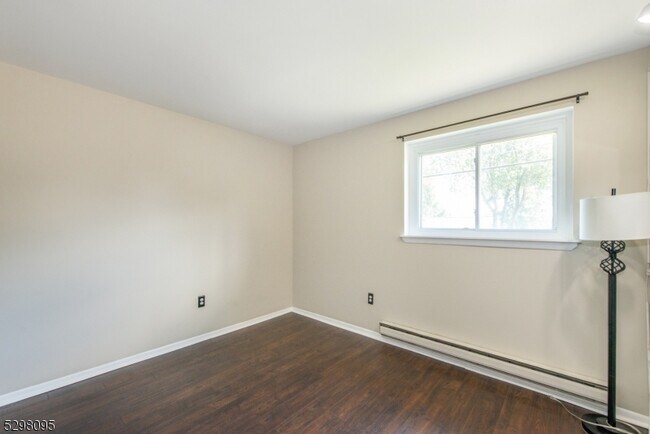 Building Photo - 19 Southwynde Dr