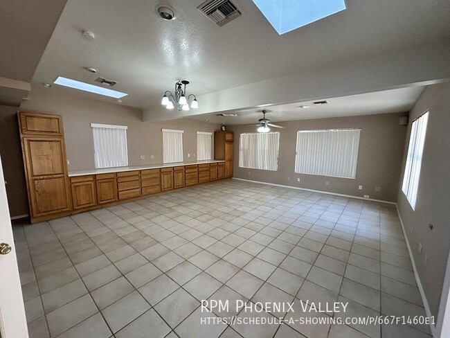 Building Photo - Large 4/ 2.5 Home Warm &  Welcoming & Larg...