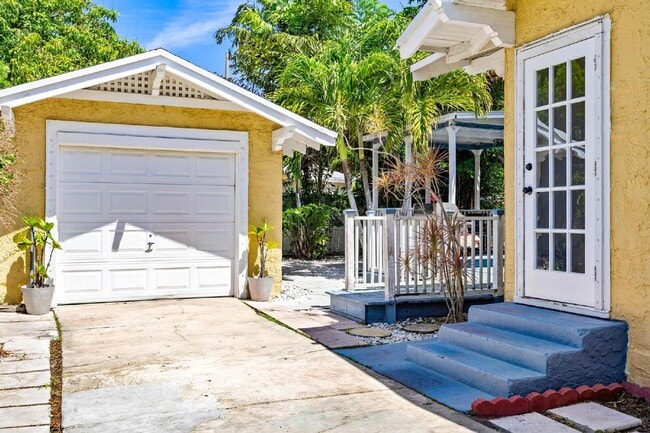 Building Photo - Charming 2-Bed With Backyard Oasis In West Palm Beach!