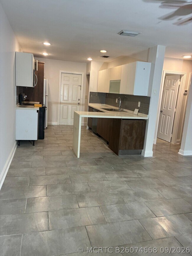 Building Photo - 4905 N Flagler Dr