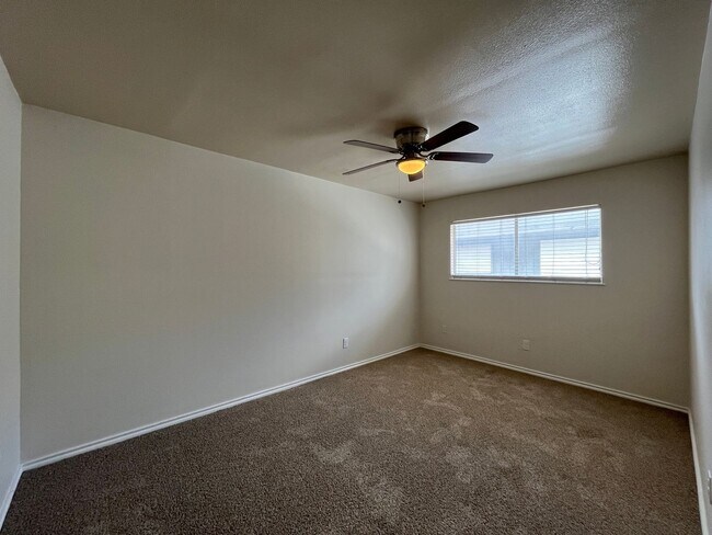 Building Photo - Two Story South Side Townhome