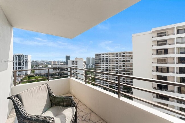 Building Photo - 2500 Parkview Dr