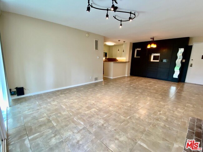 Building Photo - 6375 Green Valley Cir