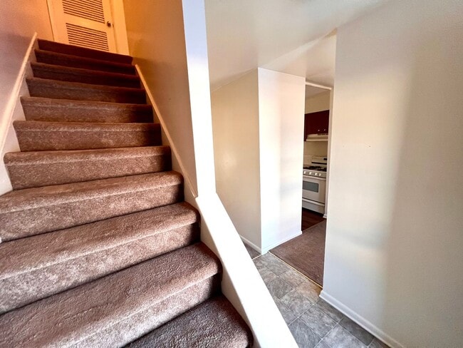 Building Photo - Fox Chapel  - 2 Bedroom 1.5 Bathroom - Townhome