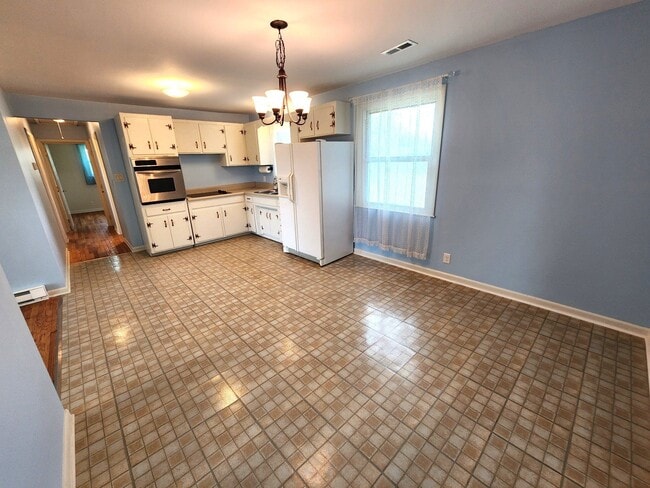 Building Photo - Quiet Country 3BR Ranch with 3.8acres betw...