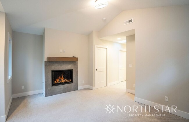 Building Photo - Newer Duplex in the Heart of Lake Oswego.