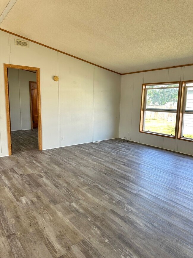 Building Photo - 119 Silver Maple Dr