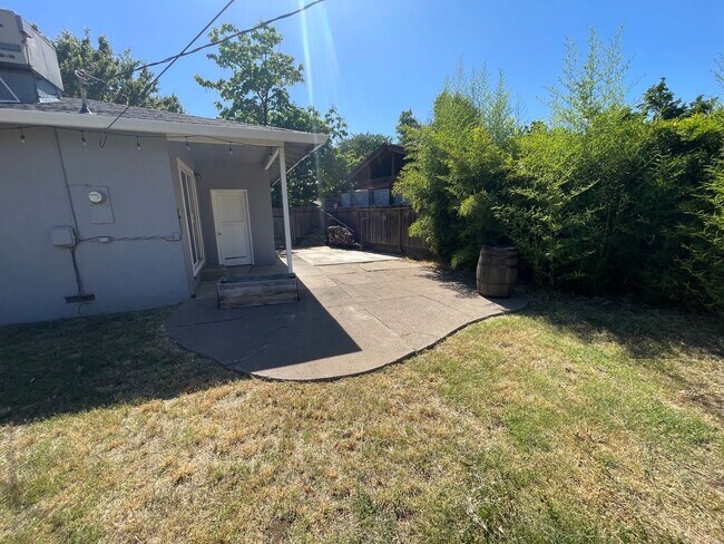 Building Photo - 3 Bedroom, 2 bath home in Chico, Just off the Esplanade, Excellent Location, Large Backyard