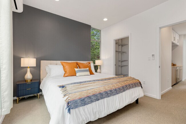 Building Photo - 913 10th Ave E