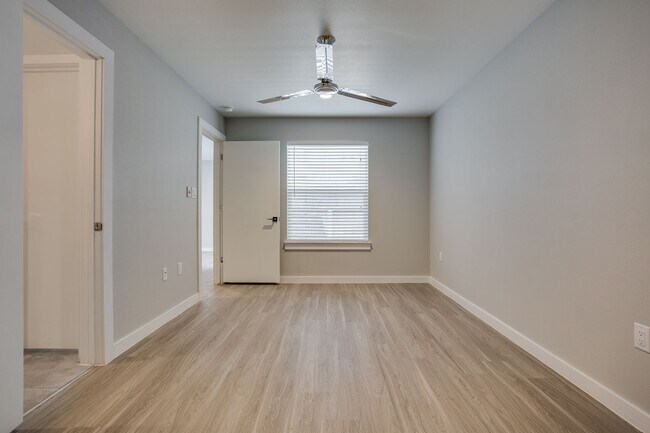 Building Photo - Look and Lease ?Come live with us at Trousdale in Apt 250! Luxury one-bedroom for $1299 (13 lease...