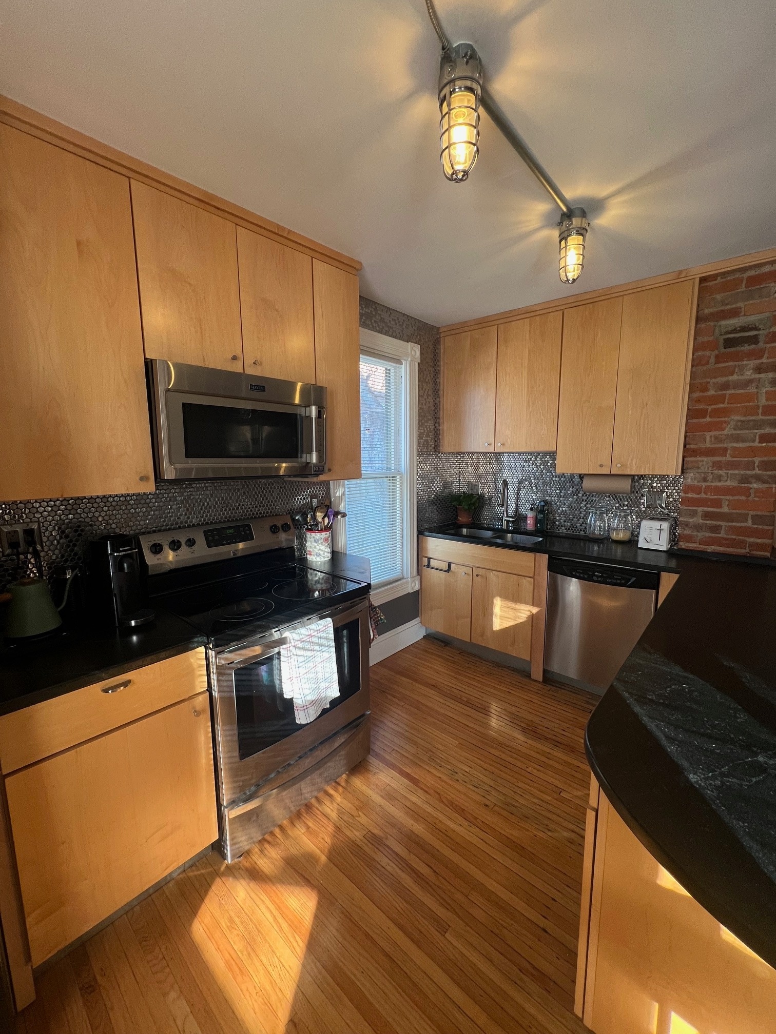 Kitchen - 103 Victoria St N