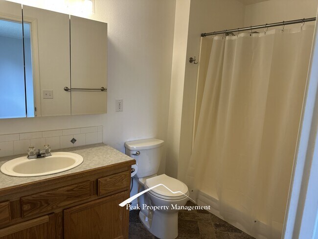Building Photo - 614 Alturas St