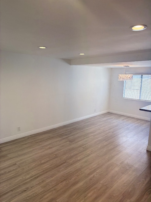 Building Photo - 14715 Saticoy St