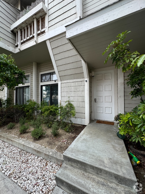 Building Photo - 4676 Don Lorenzo Dr