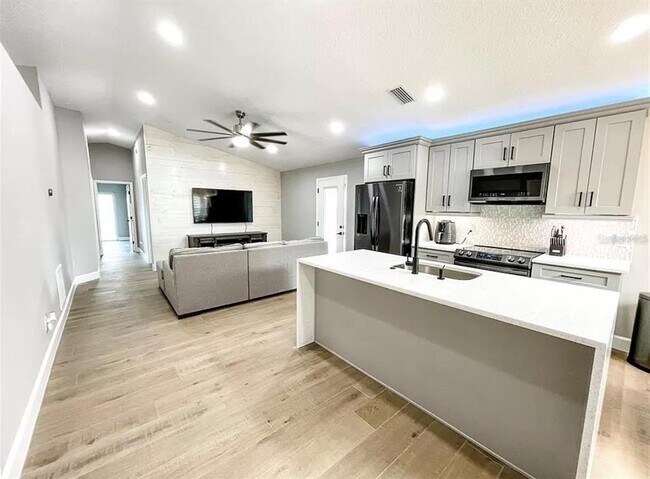 Building Photo - 18505 3rd Ave