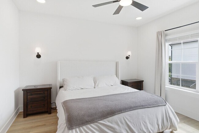 Building Photo - Modern Townhome in Madison