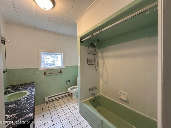 Building Photo - 732 Main St