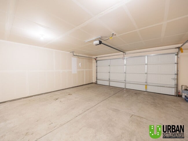 Building Photo - Beautiful Newer 3 Bedroom, 2 Bath Rancher ...