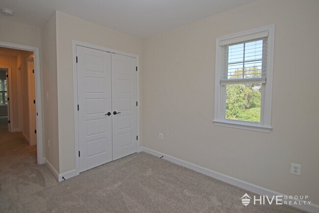 Building Photo - Beautiful End-Unit Townhouse with Pond Vie...