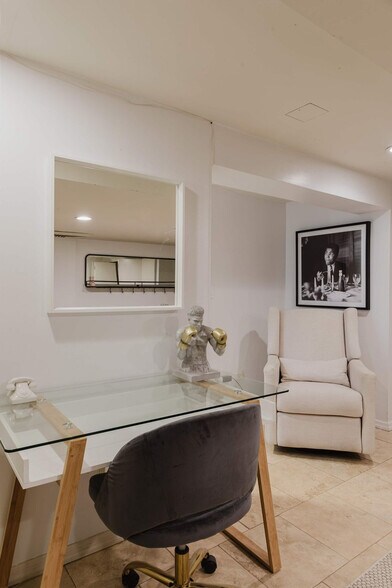 Building Photo - 323 E 51st St