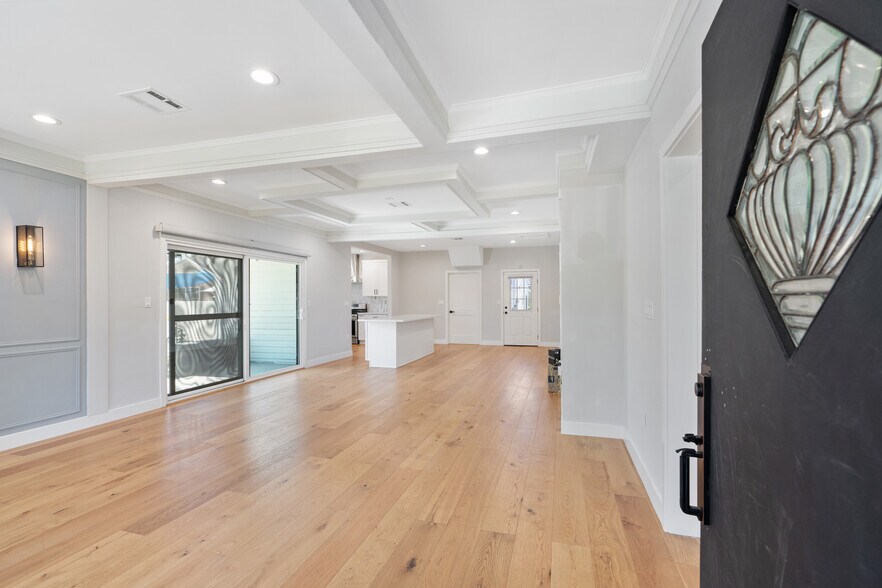 Building Photo - 1828 W 47th St