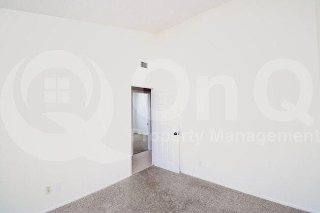 Building Photo - 10879 E Kalil Dr