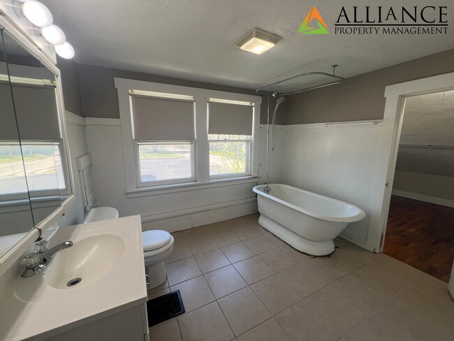 Building Photo - Charming 3 Bed  w/ Bonus Room Home ~ Great Location!