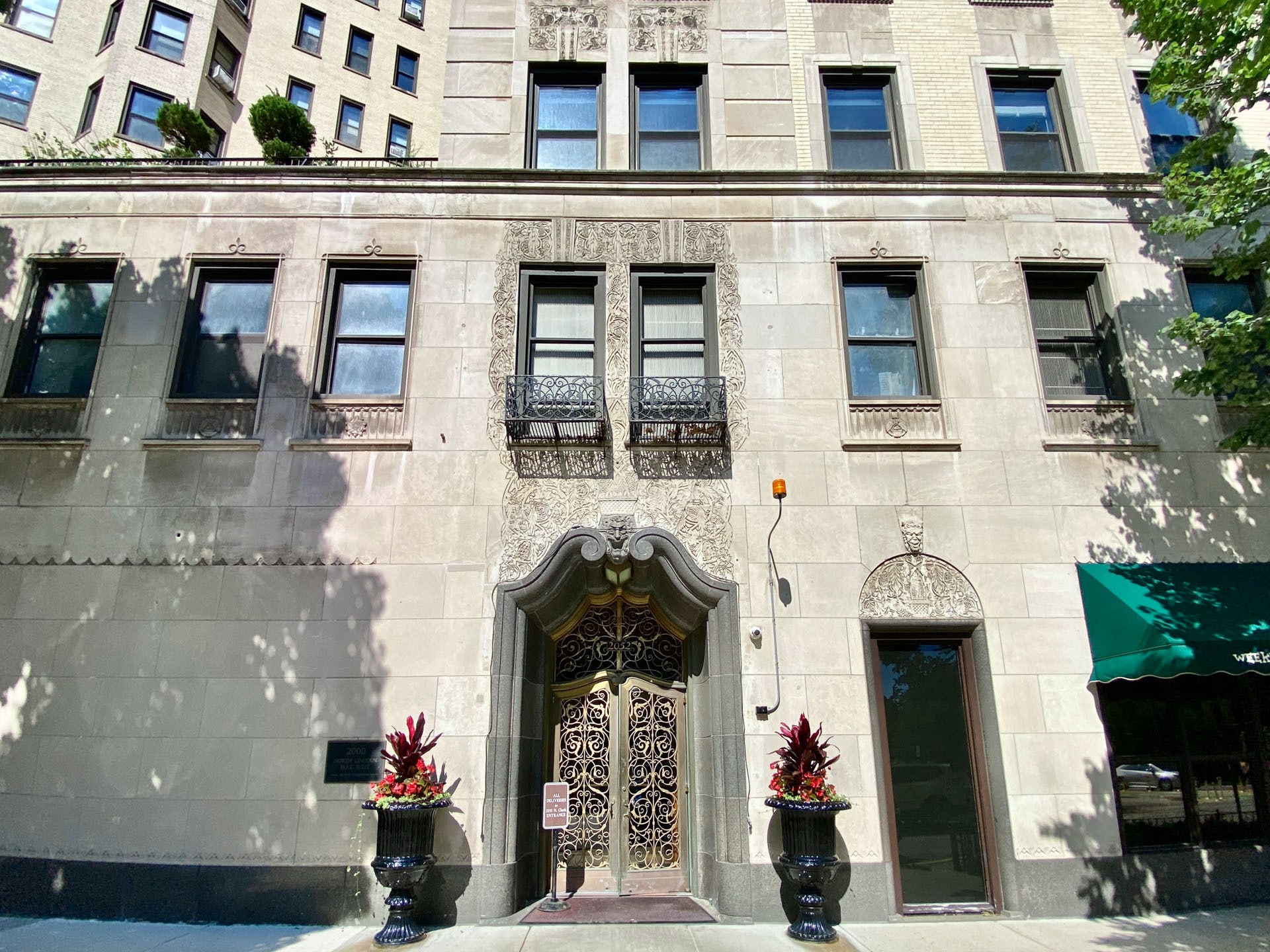 Building Photo - 2000 N Lincoln Park W
