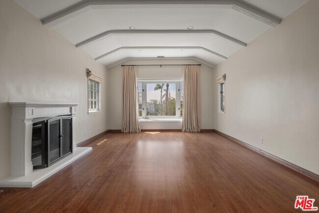 Building Photo - 10707 Wellworth Ave