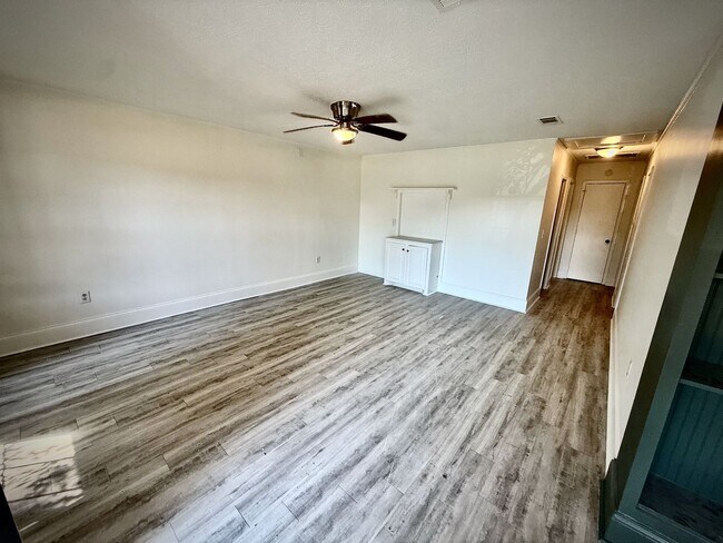 Building Photo - 102 Channel Ln