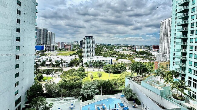 Building Photo - 1800 N Bayshore Dr