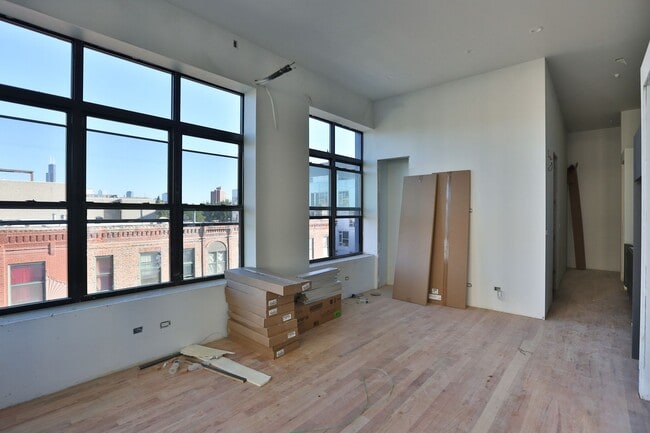 Building Photo - Brand New 1 Bed in Wicker Park. 12' Ceilin...
