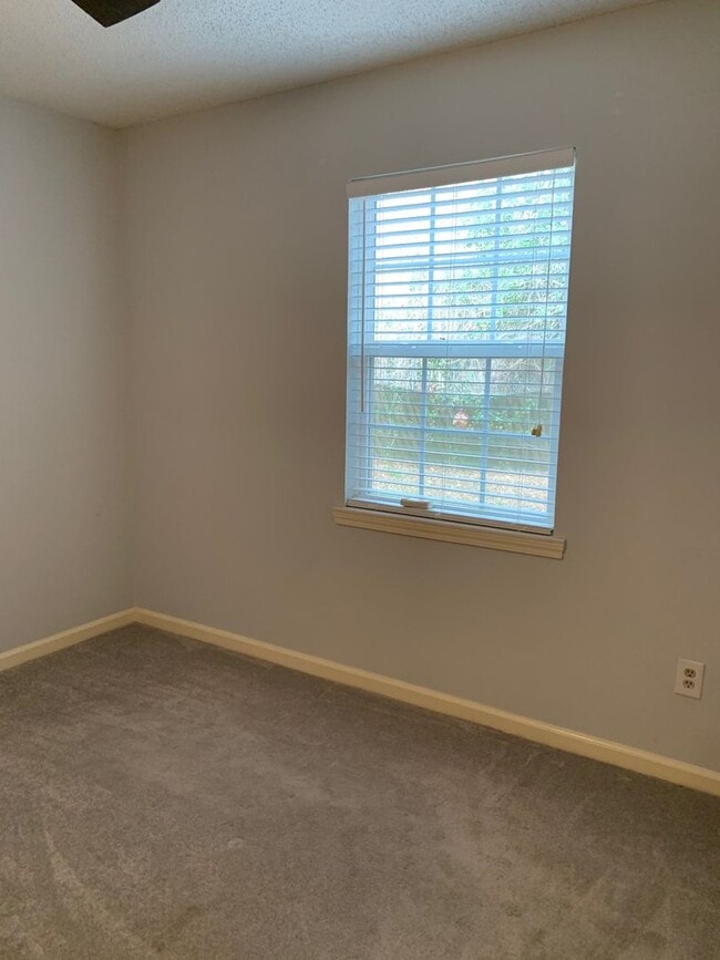 Building Photo - Winfield Chase Condo 2 BR 1 BA off Prince ...