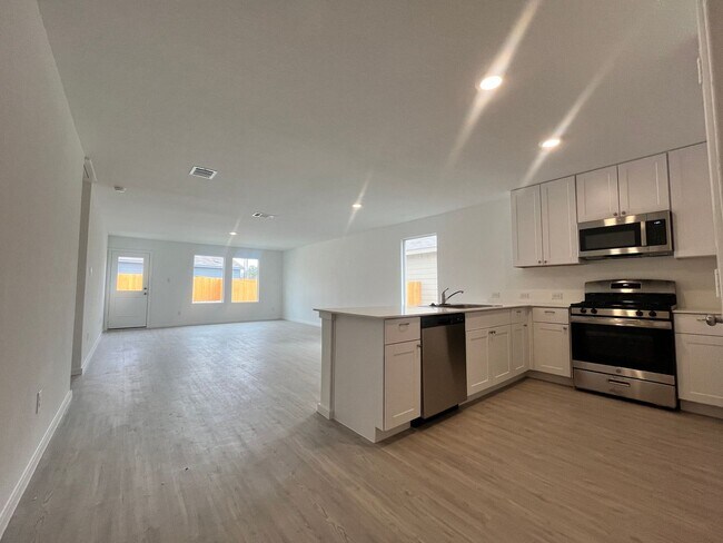 Building Photo - Charming 3 Bedroom/2 Bath Home *St. Hedwig...