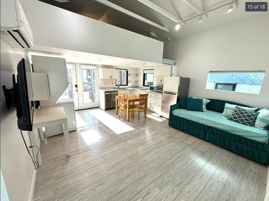 Building Photo - 542 Yale Dr