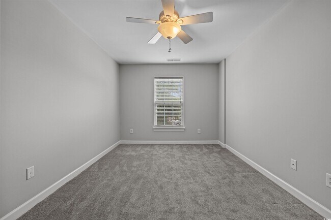 Building Photo - 1060 Fairway Ln