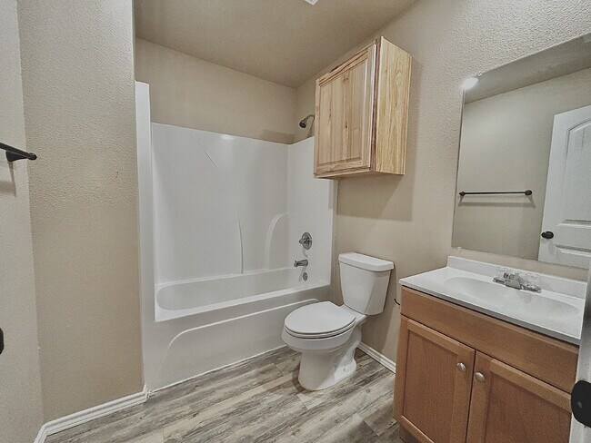 Building Photo - "Charming 3-Bedroom Haven with 2 Full Bath...