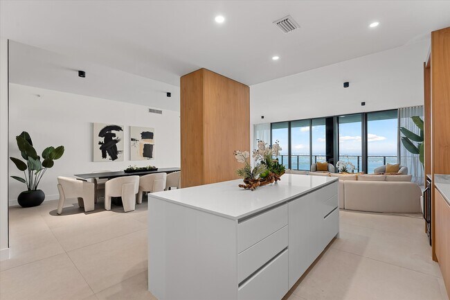 Building Photo - 700 NE 24th St