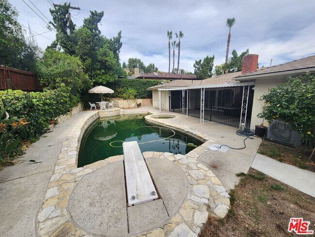 Building Photo - 11665 Babbitt Ave