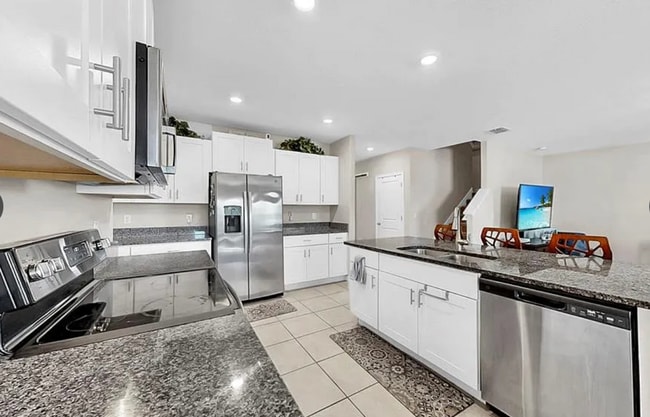 Building Photo - Beautiful 6BR with Amenities - Now Available!