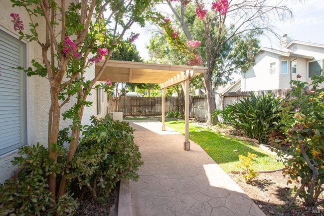 Building Photo - 767 Raven Dr