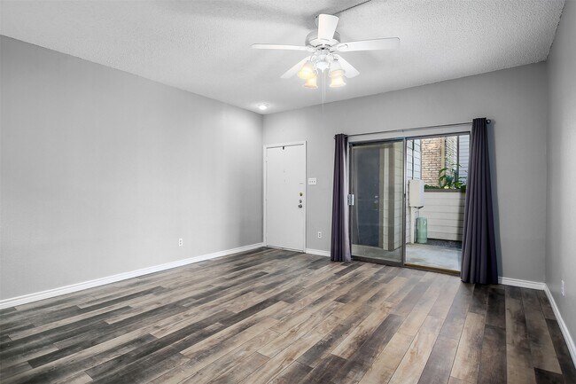 Building Photo - 7065 N Holiday Dr