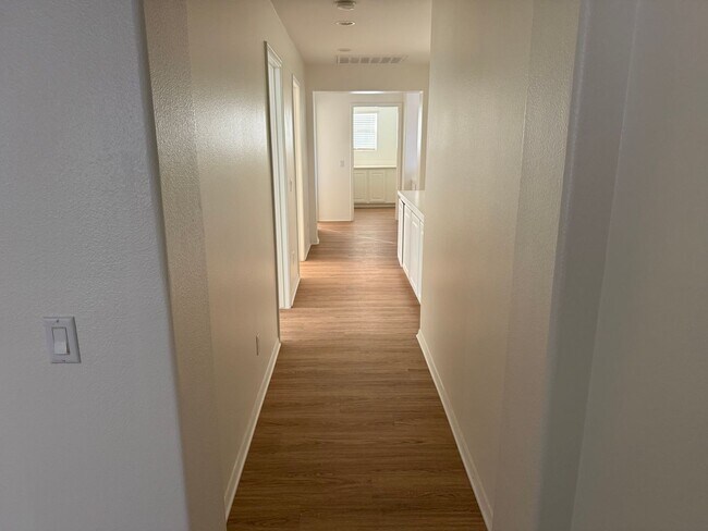 Building Photo - 5 Bedrooms 3.5 Bath in Willow Walk!